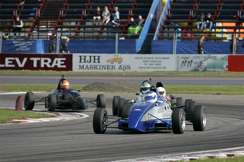 Kasper Larsen, Magnus Ruud Kjær, Niels Ejnar Rytter og Frank Mortensen var med til at skabe nogle underholdende Formel Ford-løb
(Foto: Henning Smed / <A HREF=http://www.danskerbiler.dk/danskerchassiser/index.php TARGET=blank >DanskerBiler.dk</A>)